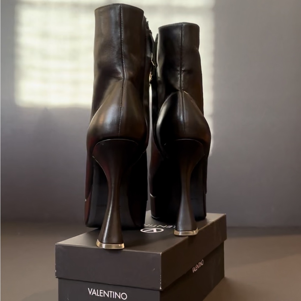 New black leather sky-high booties with a retro platform and flared heel. - Picture 5 of 7